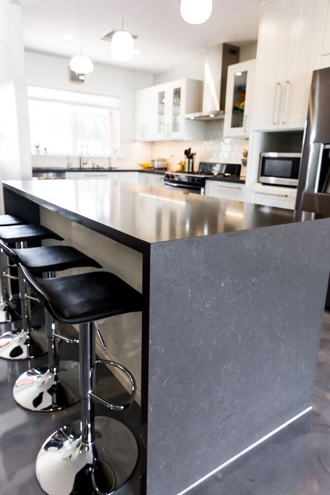 Building Photo - Gorgeous Fully Furnished 3 Bd 2 Bath Vacation Home!