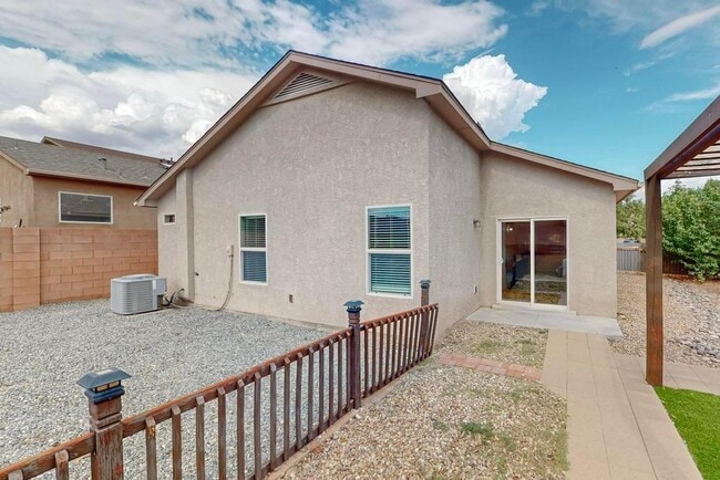 Building Photo - 1131 Desert Sunflower Dr NE