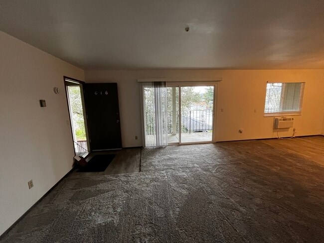 Building Photo - 616 Center St