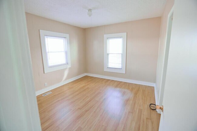 Building Photo - 829 Flat St NE