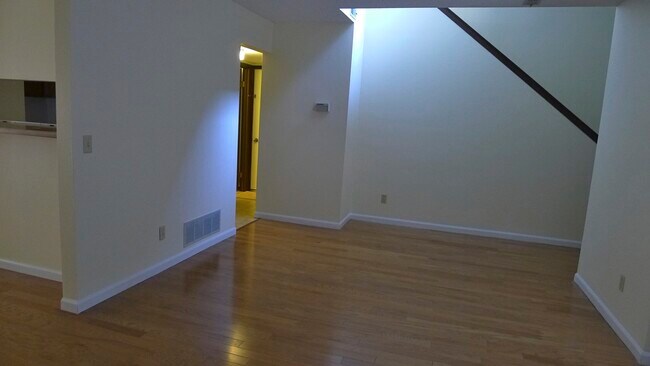 Building Photo - 1602 Lyndhurst W Dr