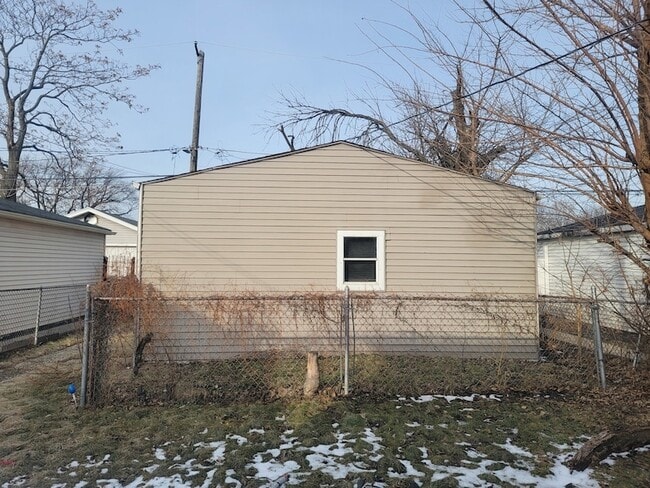 Building Photo - 2130 W 71st Pl