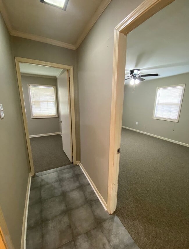 Building Photo - 7854 Captain- 2 Bdrm 1 Bath