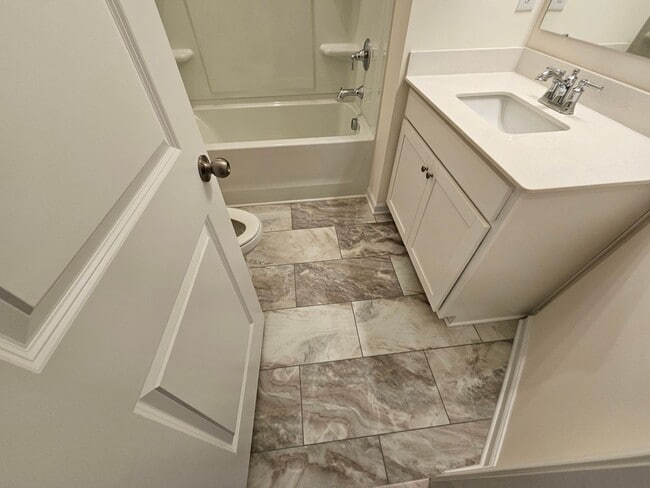 Building Photo - Like New Town Home in Kellerton Place, Monroe!