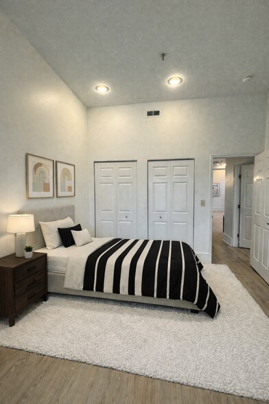 Building Photo - 803 E 6th St