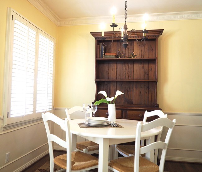 Dining area w/garden views - 817 6th St