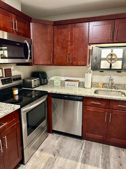 Building Photo - 15 Thayer Pond Dr