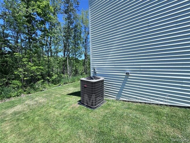 Building Photo - 6149 Woodridge Ln