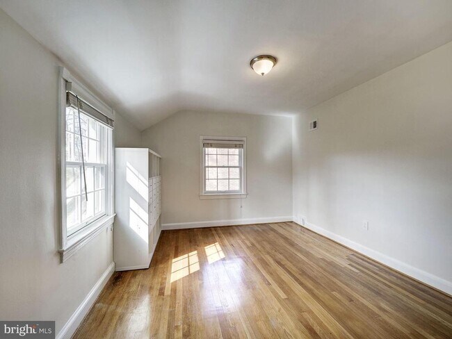 Building Photo - 5208 Glenwood Rd