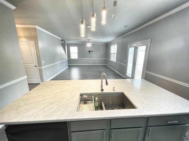 Building Photo - 125 Broomsedge Ln