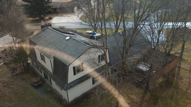 Building Photo - Spacious 4BR, 2.5BA home on 1.3 acres in Orchard Homes