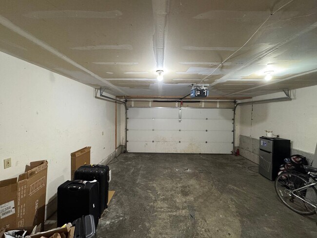 Building Photo - 4 Bedroom 2 Bathroom Duplex - Near WWU