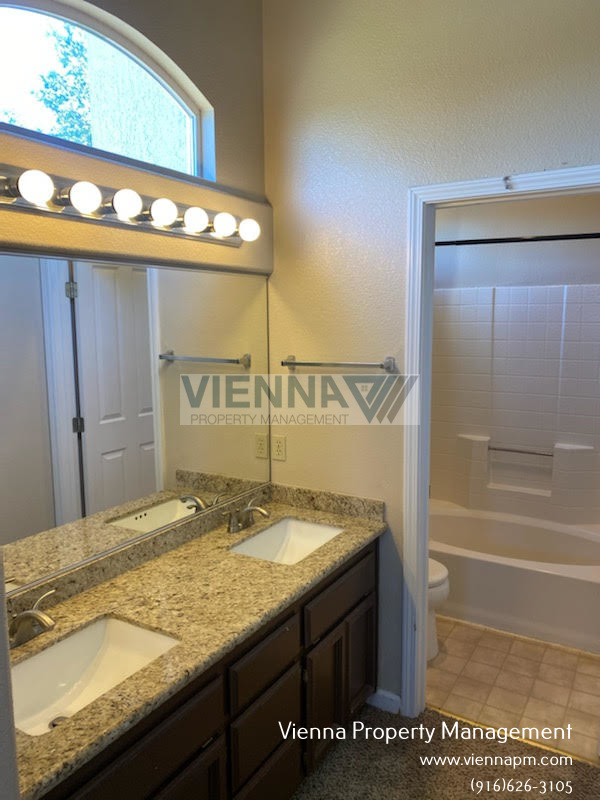 Building Photo - 4900 Brittany Ct