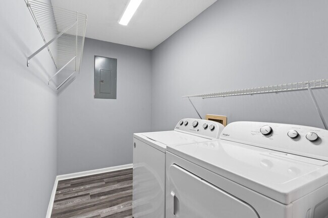 Building Photo - 310 Country Club Villa Dr