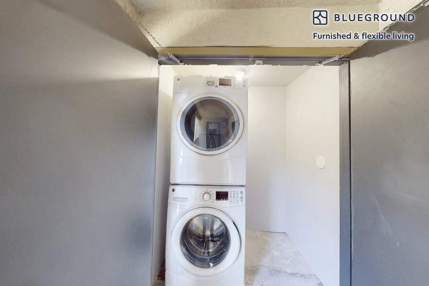 Building Photo - 7205 Charmant Dr