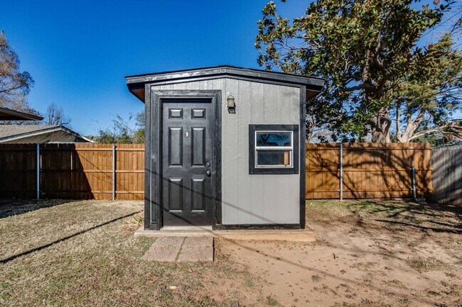 Building Photo - Three bed house in Coronado Heights