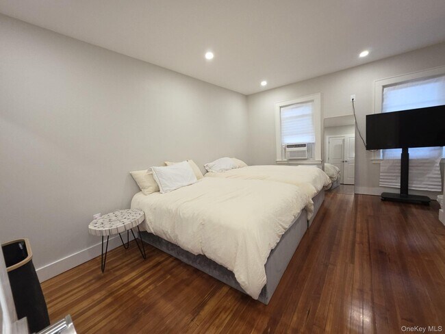 Building Photo - 325 Pacific Ave