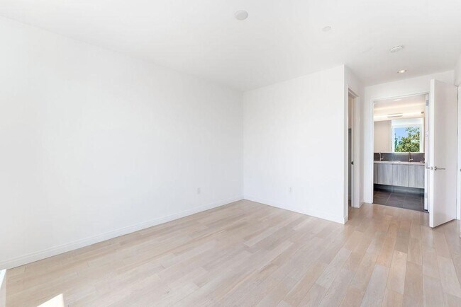Building Photo - 255 Brunswick St