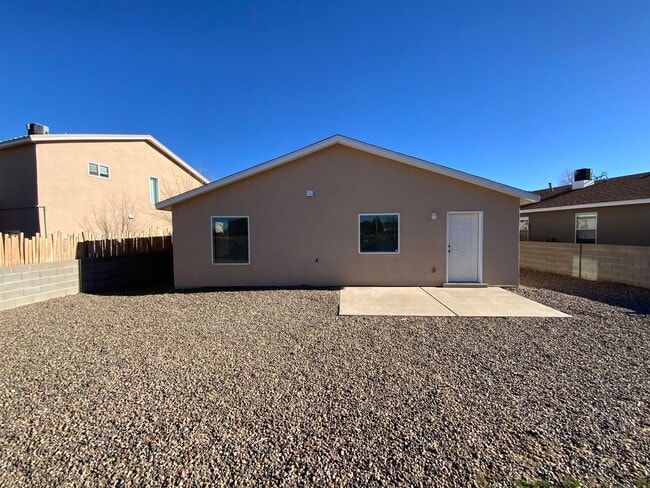 Building Photo - 3 Bedroom Single Story Home Near Northern Blvd NE & Loma Colorado Blvd NE!