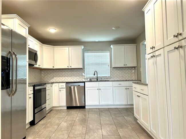 Building Photo - 301 Crestview Dr