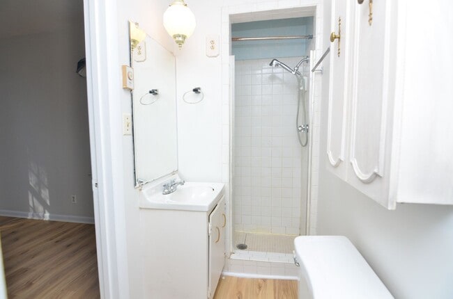 Building Photo - Quaint Charlotte Park Home