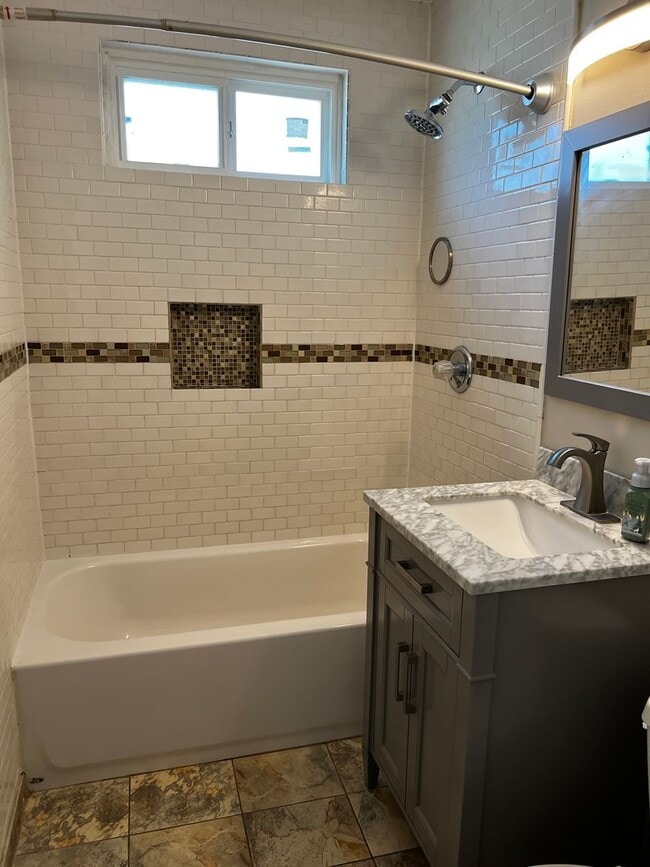 Building Photo - 3 Bed 2 Bath Home For Rent in an Excellent...