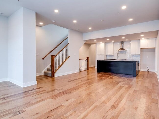 Building Photo - LUXURY  TOWNHOME FOR LEASE