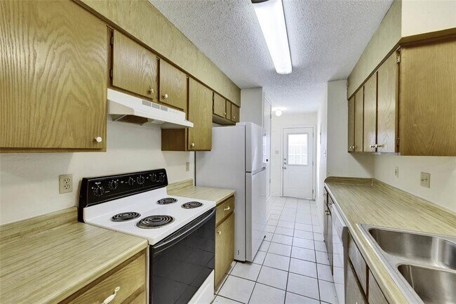 Building Photo - 9802 Hundred Oaks Cir