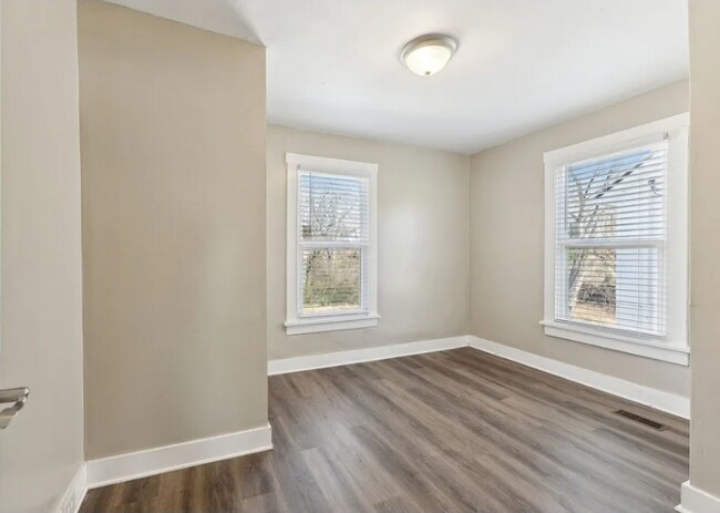 Building Photo - 306 W 17th St