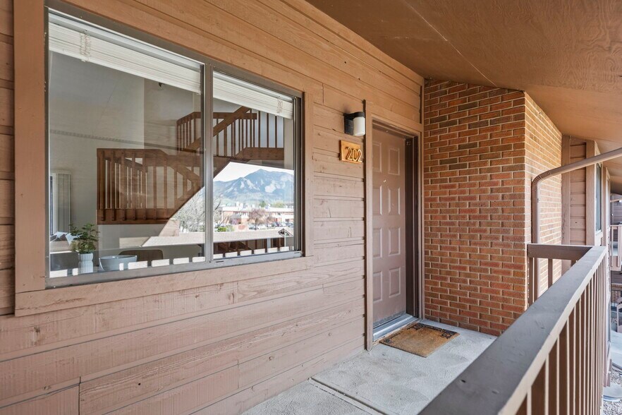 Building Photo - 501 Manhattan Dr