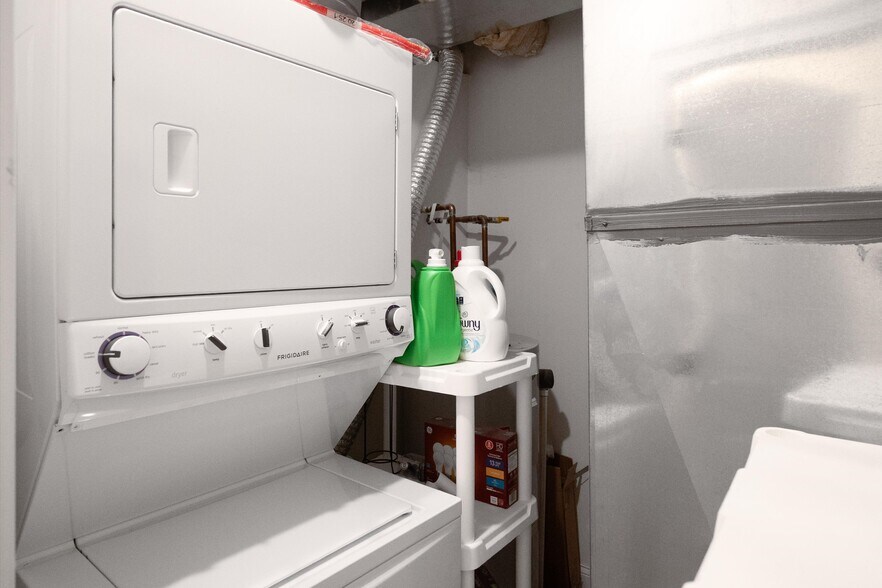 Building Photo - 425 Broadway