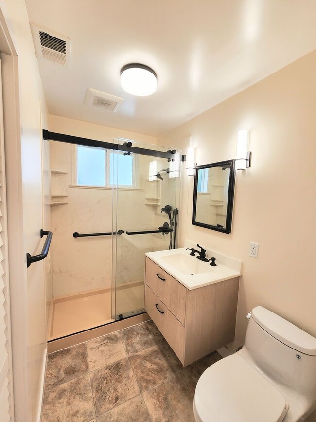 Building Photo - Two bedroom house in Redwood City