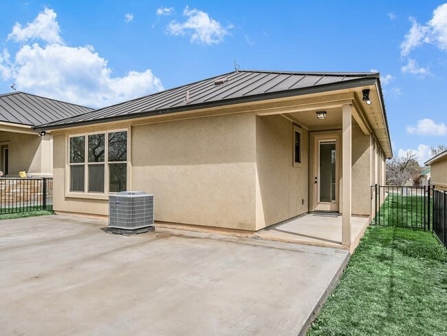Building Photo - 319 Parallel Cir