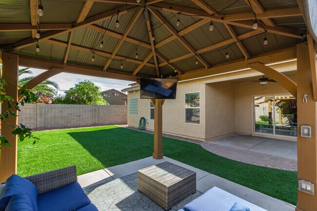 Building Photo - 1562 W Alder Rd