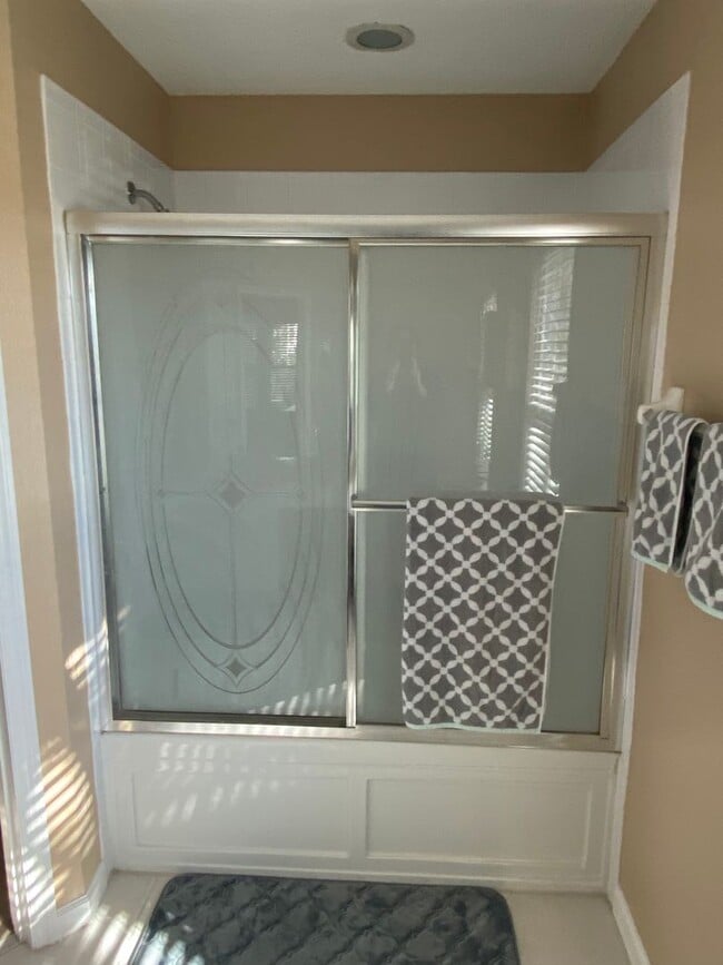 Building Photo - Fully Furnished Town House 3 Bedroom/2.5 B...