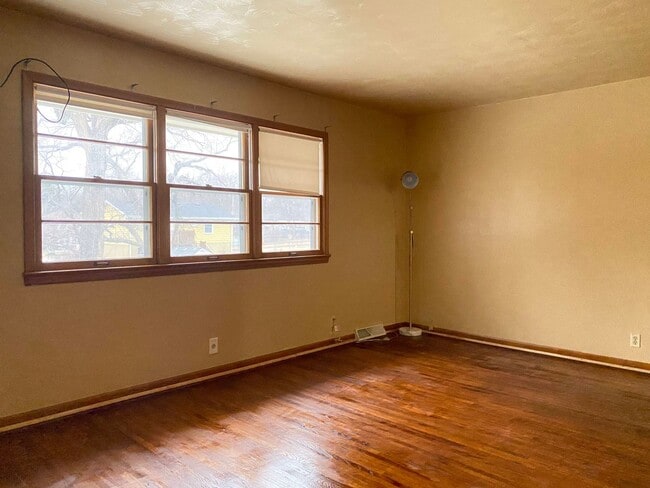 Building Photo - A wonderful 4-bedroom house in the Benson Gardens area - near Walmart Neighborhood Market, Asian ...