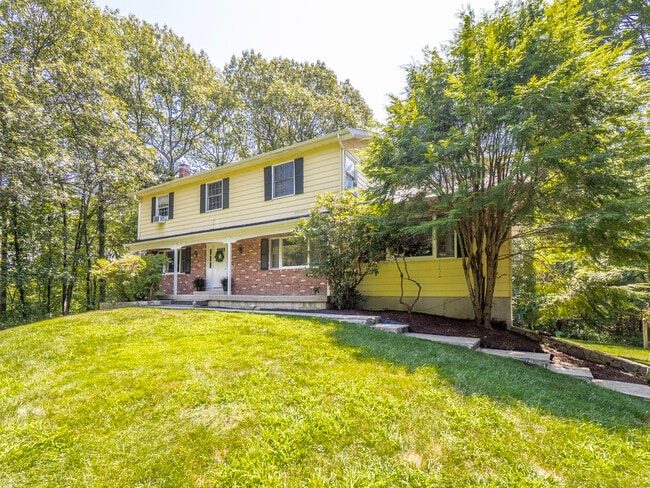 Building Photo - 31 Carriage House Dr