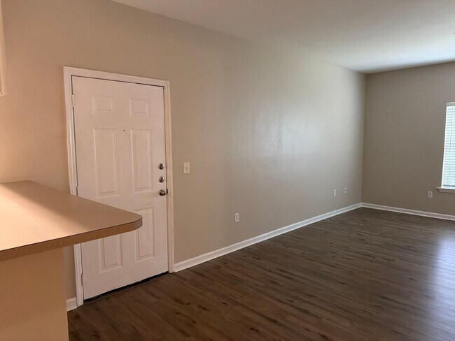 Building Photo - Three Bedroom Updated First Floor Condo at The Legends