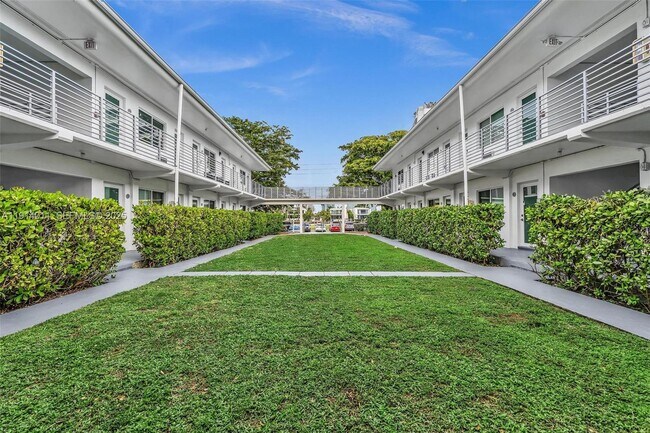 Building Photo - 9200 E Bay Harbor Dr