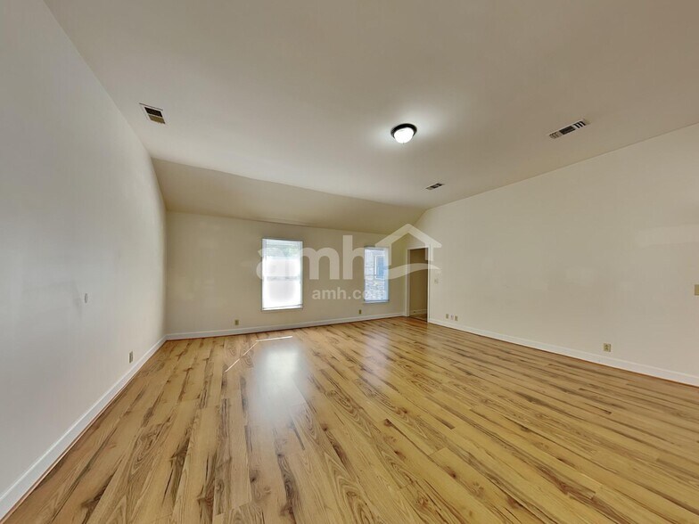 Building Photo - 7012 Poplar Creek Trce