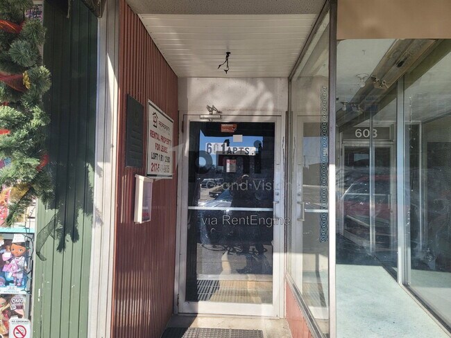 Building Photo - 601 Monroe Ave