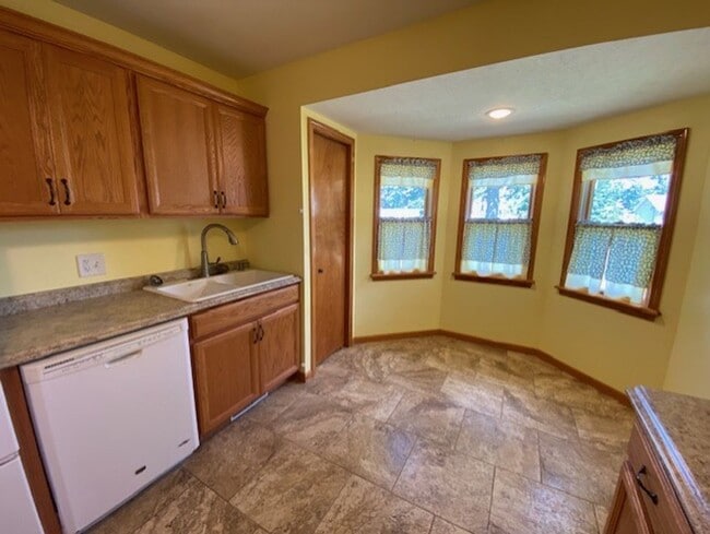 Building Photo - Single-Level Living! 3BR Ranch by Portage ...