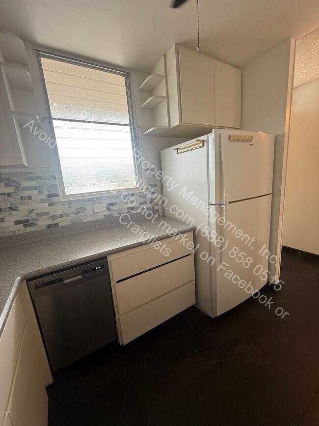 Building Photo - Pet-Friendly 2-Bedroom (or 1 Bedroom + Home Office) Apartment with In-Unit Laundry, Pool & Covere...