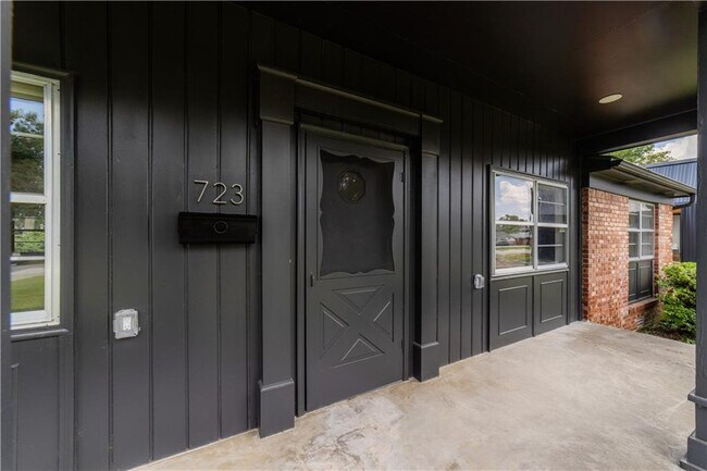 Building Photo - 723 SE 8th St