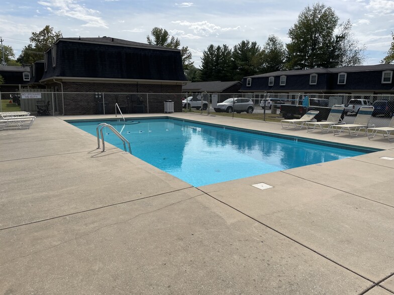 Building Photo - 1010 Country Club Rd