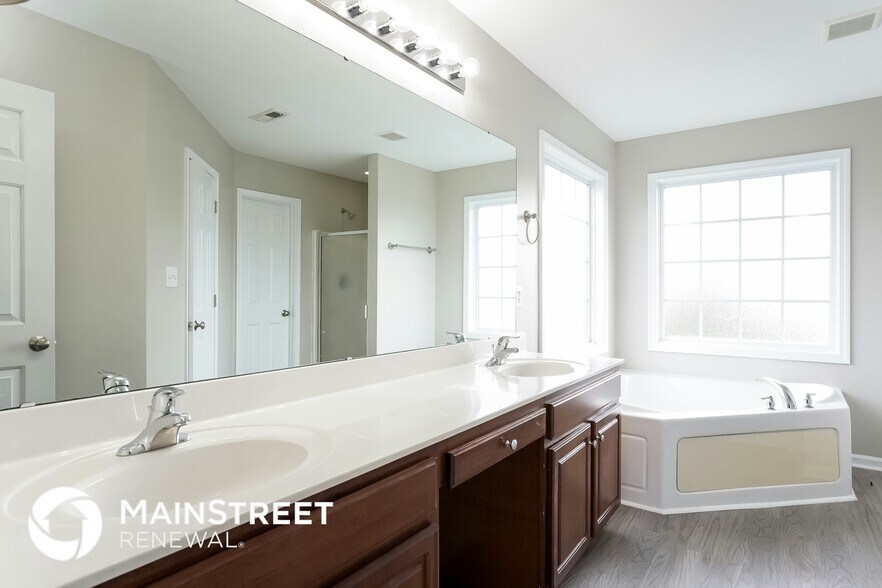 Building Photo - 203 Majestic Oak Dr
