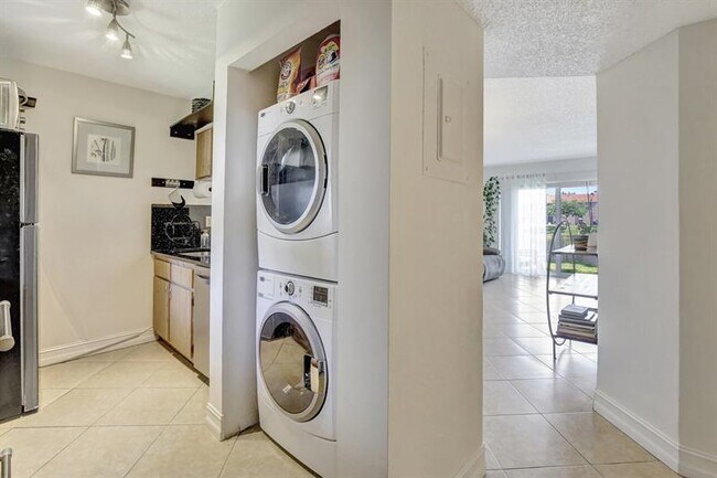 Building Photo - 9949 Twin Lakes Dr