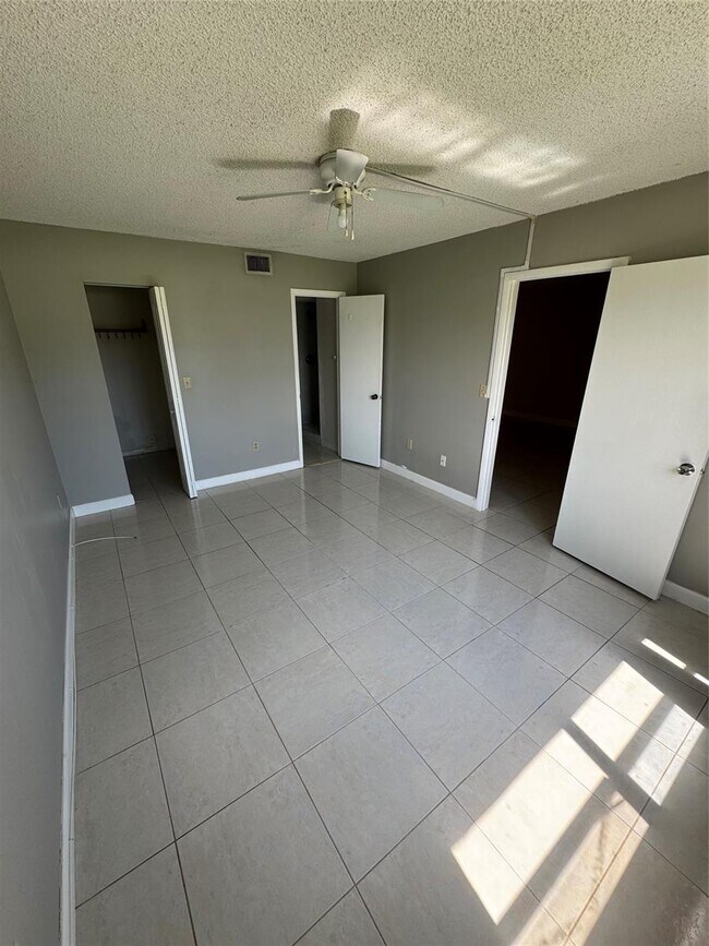 Building Photo - 852 NE 209th St