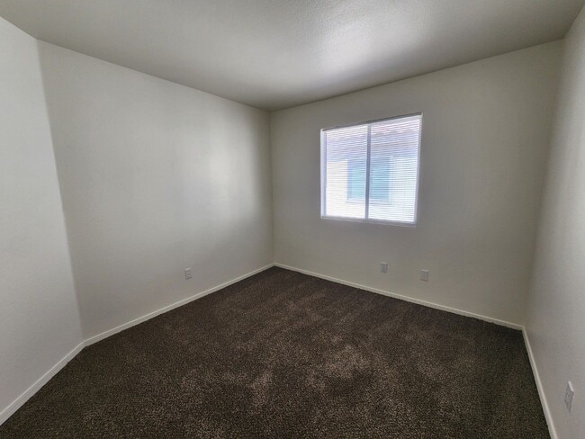 Building Photo - Lovely Single Story Home