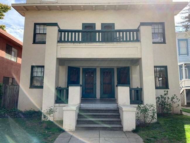 Building Photo - 2318 H St